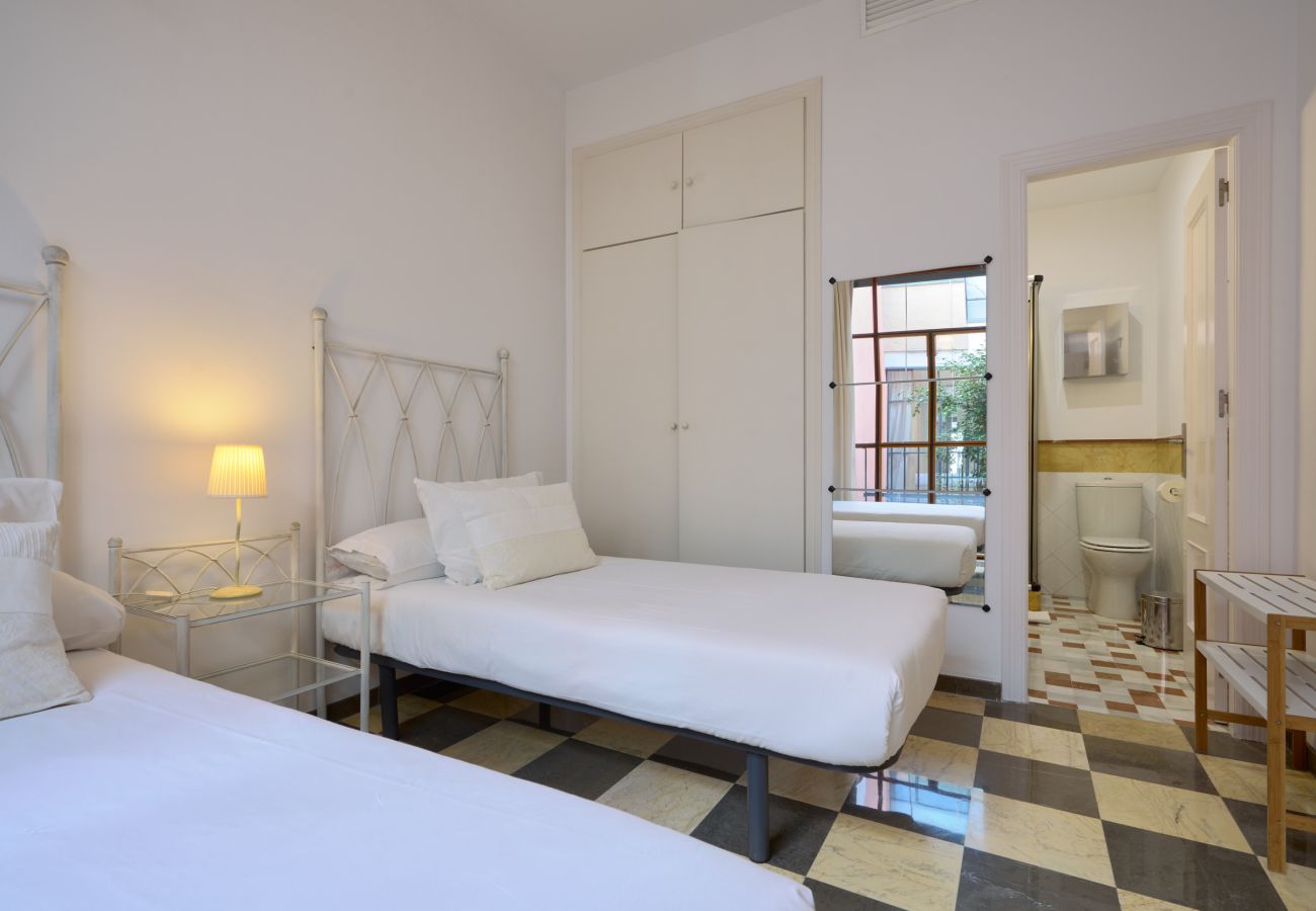 House in Seville - San Bernardo